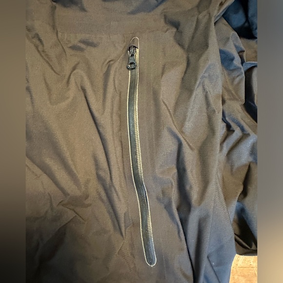 Black Men’s Filson Fishing Jacket (small) - Picture 5 of 6